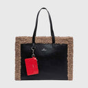 REPLAY Cozy Mod Shopper aus schwarzem PU mit braunem Kunstfellrand und abnehmbarem roten Geldbeutel in Lackoptik