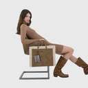 REPLAY Cozy Mod Shopper aus weichem PU mit Kunstfell und abnehmbarem Geldbeutel in Lackoptik