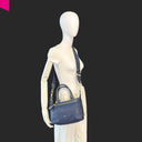 ABRO ROSALIE Shopper klein in Navy aus Nylon mit Lederdetails, getragen als Crossbody-Tasche am Model
