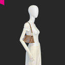 ABRO MILA COCCO Schultertasche braun – Schultertragevariante am Model
