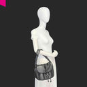 ABRO STAR SADDLE Schultertasche schwarz am Model, Profilansicht, kompakte Leder-Crossbody-Tasche mit Überschlag
