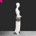 ABRO STAR SADDLE Schultertasche aus schwarzem Rindleder, getragen als Crossbody-Tasche am Model, Vorderansicht mit Karabinerverschluss
