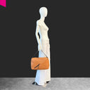 Cromia Alyson Schultertasche aus Leder in Cognac, handgetragen am Modell zur Darstellung der Größe