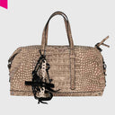 Cromia Bow Taschenanhänger aus schwarzem Leder mit Gliederkette, Kordeln und Zahlenschloss am Kroko-Tasche