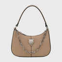 Elegante ZOE Schultertasche mit Reißverschluss, goldfarbenen Metallbeschlägen und dekorativer Kette.