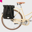 CITY Bikepack Fahrradtasche Schwarz am Gepaecktraeger befestigt

