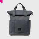 Frontalansicht des City Bikepacks in Marineblau mit eleganten Details und strapazierfähigen, witterungsbeständigen Stoffen.