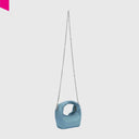 Greta Nano Silky Mini Tasche mit Kette haengend Seitenansicht
