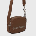 Jasmine Squared Crossbody Tasche von Juicy Couture aus braunem Kunstleder mit silbernen Details und verstellbarem Schulterriemen