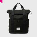 Vorderansicht des schwarzen WEATHERGOODS SWEDEN Bikepacks mit minimalistischem Logo, robusten Tragegriffen und praktischen Seitenfächern.