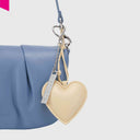 Les Visionnaires Heart Charm Cozy als Taschenanhänger an Handtasche befestigt butter yellow

