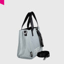 REBELLE Poppy Nylon Mini Handtasche in Schwarz mit verstellbarem Schulterriemen und auffälligem Logo