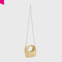 Greta Nano Silky Mini Tasche mit Kette haengend Seitenansicht
