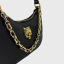 Elegante ZOE Schultertasche mit Reißverschluss, goldfarbenen Metallbeschlägen und dekorativer Kette