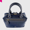 abro Handtasche Navy Blau – Vorderansicht mit Reißverschlussfach und goldfarbenem Logo
