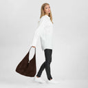DEPECHE Soft Celebration Shopper aus braunem Veloursleder, minimalistisches Design, Magnetverschluss, geräumige Ledertasche für Alltag und Freizeit.