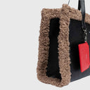 REPLAY COZY MOD Shopper schwarze PU-Tasche mit braunem Kunstfellrand und abnehmbarem roten Geldbeutel