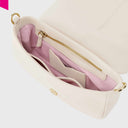 Innenansicht
Innenansicht der MAELLE ESSENTIAL FOLD Tasche vanilla mit Reißverschlussfach und Kartenfach