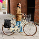 CITY Bikepack Fahrradtasche Schwarz am Fahrrad im Stadtverkehr
