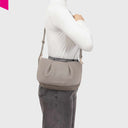Tragebild
MAELLE ESSENTIAL FOLD Umhängetasche grau als Crossbody getragen