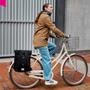 CITY Bikepack Schwarz am Fahrrad im urbanen Einsatz
