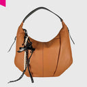 Cromia Bow Taschenanhänger aus schwarzem Leder mit heller Gliederkette und Zahlenschloss am braunen Ledertasche