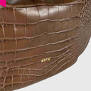 ABRO NANA COCCO Beuteltasche groß Braun – Detail der Kroko-Prägung und ABRO Logo in Gold
