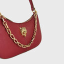 Elegante ZOE Schultertasche mit Reißverschluss, goldfarbenen Metallbeschlägen und dekorativer Kette.