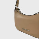 Elegante ZOE Schultertasche mit Reißverschluss, goldfarbenen Metallbeschlägen und dekorativer Kette