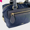 Detailansicht abro Handtasche Navy Blau – Frontfach mit Reißverschluss und Leder-Zipper
