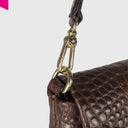 ABRO MILA COCCO Schultertasche braun – goldfarbener Karabiner und Lederhenkel mit Kroko-Struktur
