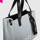 Kleine REBELLE Poppy Nylon Handtasche mit abnehmbarem Schulterriemen und auffälligem Logo