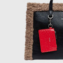 REPLAY COZY MOD Shopper aus schwarzem PU mit braunem Kunstfellrand und rotem Geldbeutel