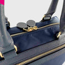 Detailansicht abro Handtasche Navy Blau – doppelter Reißverschluss am Hauptfach
