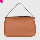 Rückansicht der Cromia Alyson Schultertasche aus weichem Leder in Cognac