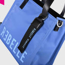 Kleine REBELLE Poppy Nylon Handtasche in modernem Design mit Schulterriemen und praktischem Innenfach