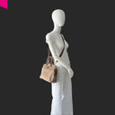 E&N Heather Shopper klein getragen am Modell, Crossbody-Variante mit Schulterriemen
