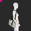 Kleine REBELLE Poppy Nylon Handtasche mit sportlich-urbanem Design und verstellbarem Schulterriemen