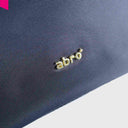 abro Logo in Gold auf Navy-blauem Taschenmaterial – Marken-Detail
