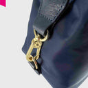Detailansicht abro Handtasche Navy Blau – goldfarbener Karabinerhaken am Schulterriemen
