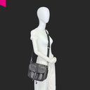 ABRO STAR SADDLE Ledertasche schwarz, seitliche Ansicht am Model, Crossbody getragen mit verstellbarem Schulterriemen
