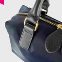 Detailansicht abro Handtasche Navy Blau – Lederbefestigung der Tragegriffe mit Goldring